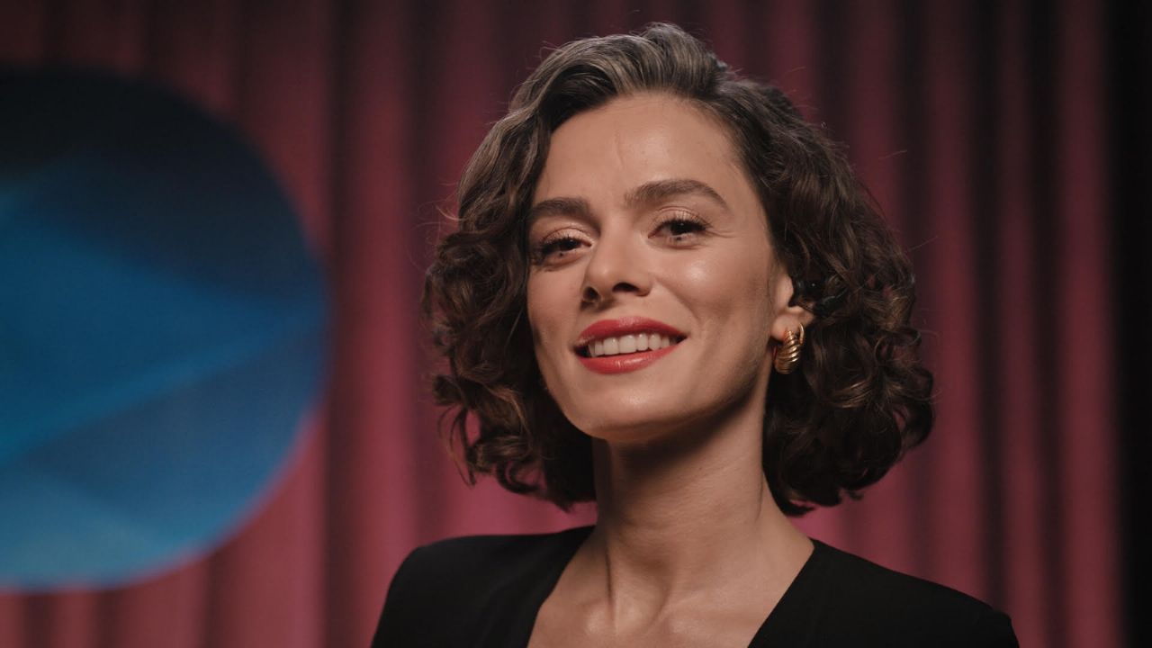 Así es la vida privada de Özge Özpirinçci, la actriz que arrasa en ‘Mujer’