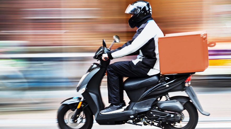Los hosteleros plantan cara a Glovo y Deliveroo: crean sus propias redes de repartidores