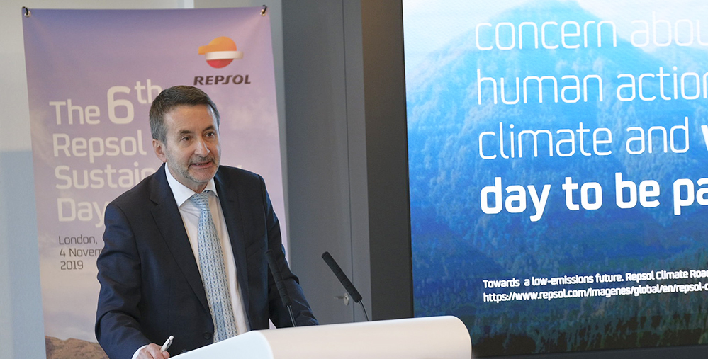 Repsol venderá su división de clientes con la presión del coche eléctrico