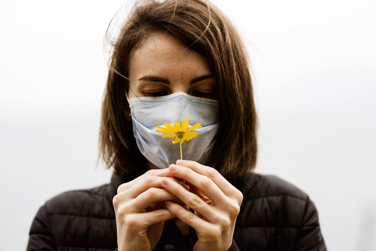Qué mascarilla debes usar (y cómo) para evitar la alergia al polen