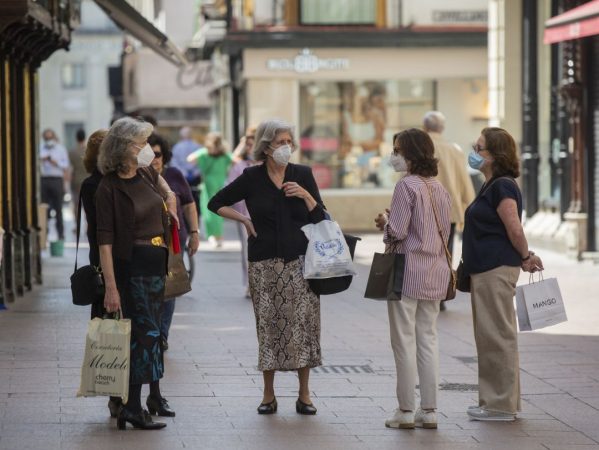 ¿Pueden las personas vacunadas ir sin mascarilla? 4 Merca2.es mujeres-mascarilla-calle