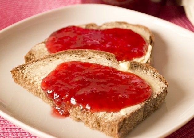 tostadas mantequilla y mermelada desayuno