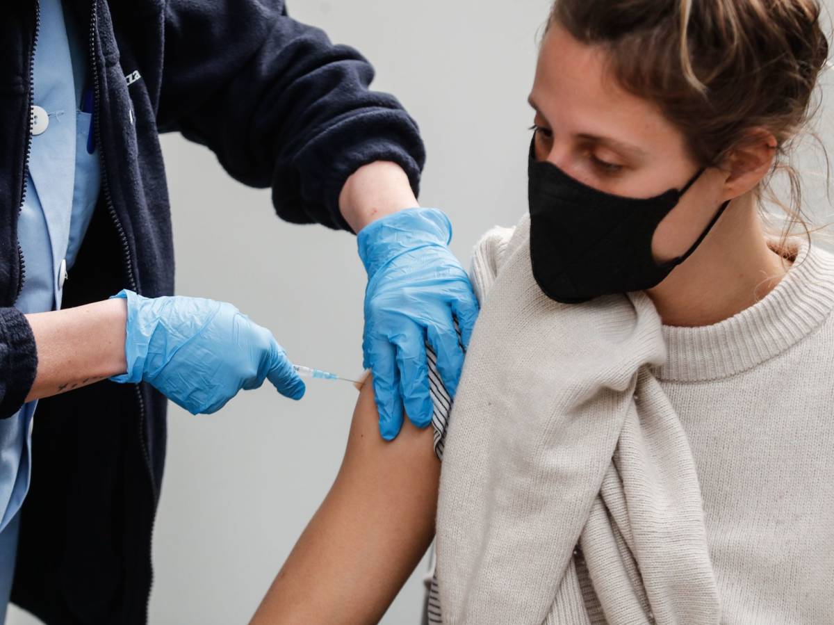 ¿Pueden las personas vacunadas ir sin mascarilla?