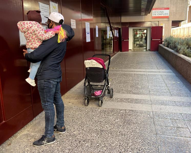 El paro desciende en 59.149 personas en marzo y baja de los 4 millones