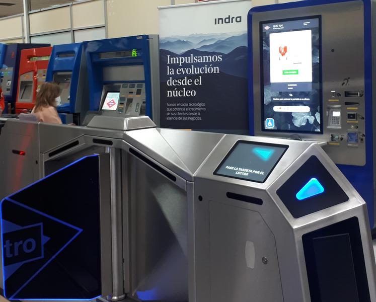 Indra moderniza los tornos de acceso a Metro de Madrid con tecnología que permitirá entrar con el móvil