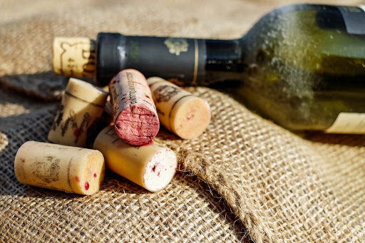 ¿Cómo abrir una botella de vino sin sacacorchos, solo hundiendo el corcho?