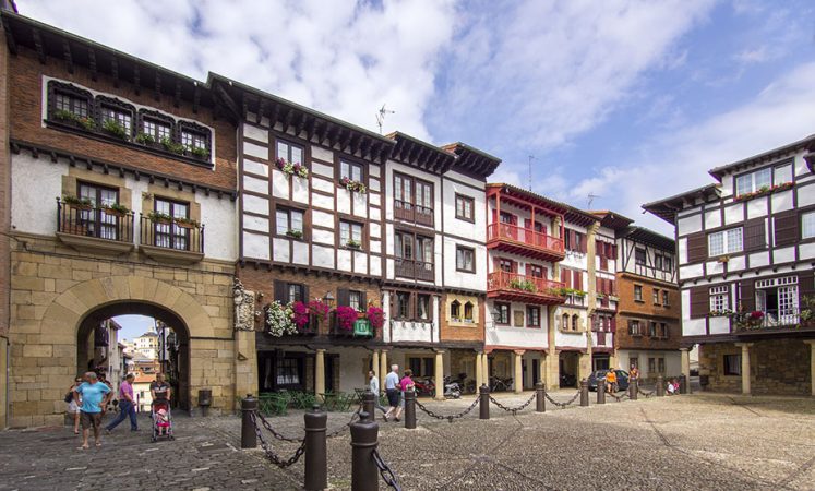 Pueblos bonitos del País Vasco para visitar en cualquier época del año 1 Merca2.es Hondarribia, uno de los mejores pueblos de País Vasco