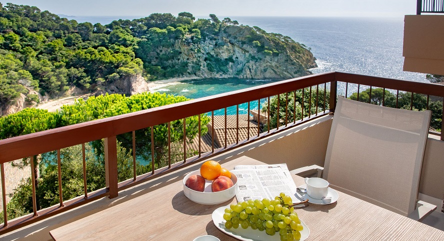 Azora adquiere Arenas Resort Giverola en Girona, la primera operación de su fondo hotelero