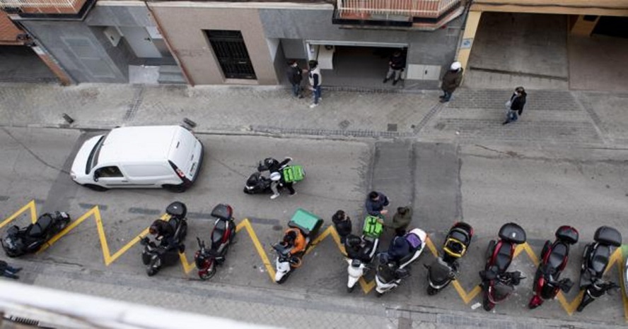 Los vecinos estallan contra las ‘cocinas fantasma’ de Glovo y Deliveroo
