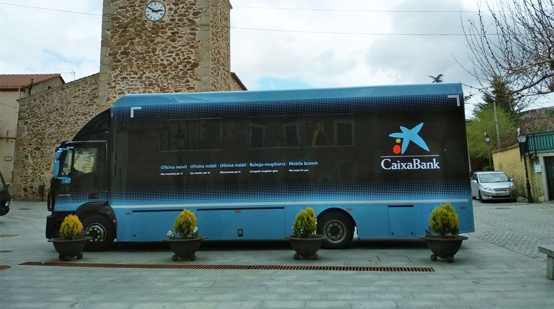 El ofibus de Bankia sigue rodando: CaixaBank mantiene las sucursales móviles