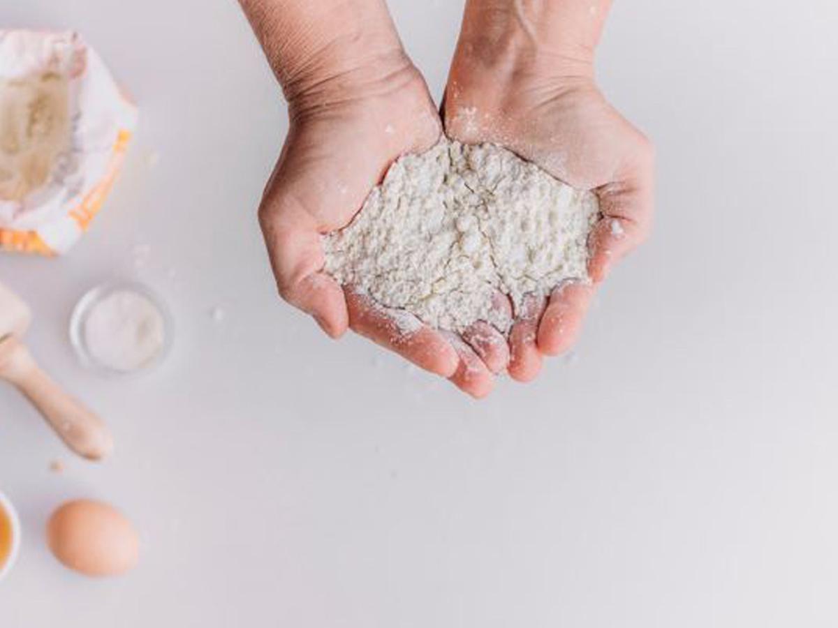 La harina y otros alimentos que nunca debes consumir si han caducado