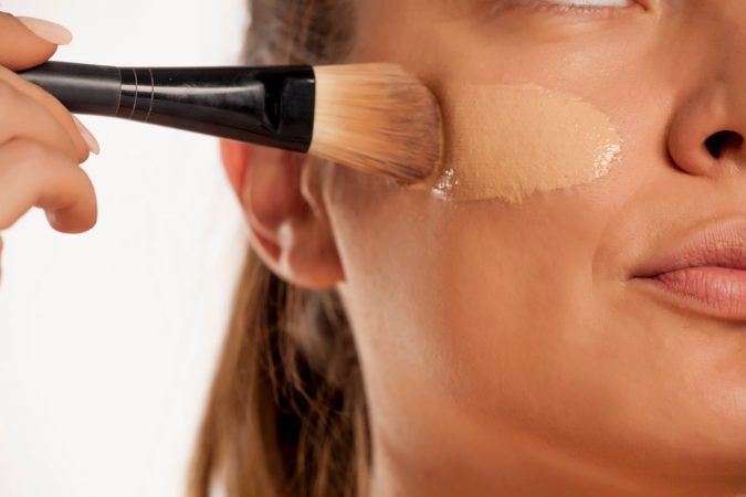 Maquillaje  crema solar y  crema hidratante