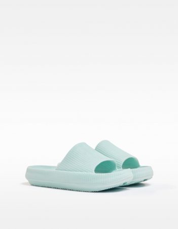 Bershka tiene 8 sandalias para primavera por menos de 30 euros 5 Merca2.es sandala pala bershka
