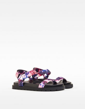 Bershka tiene 8 sandalias para primavera por menos de 30 euros 2 Merca2.es sandalias de colores bershka