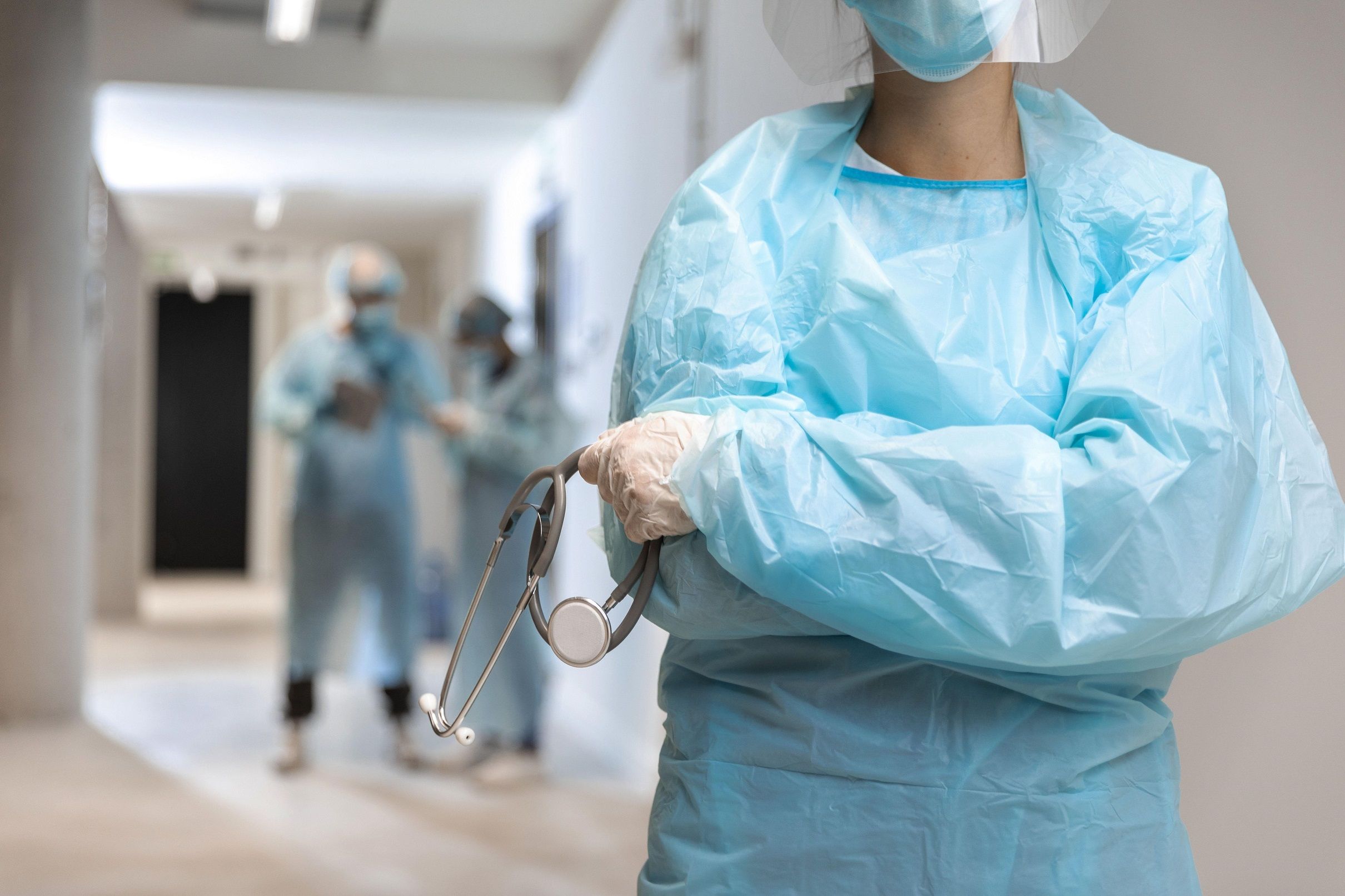 1623853982 front view doctor wearing protective wear in the hospital Merca2.es