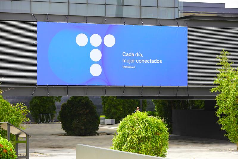 Telefónica cierra por 900 M€ el tramo latinoamericano de la venta de torres de Telxius