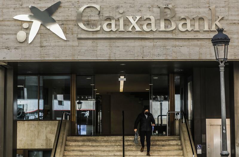 CaixaBank se abre a una reducción de despidos
