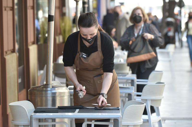 Las ventas del sector servicios se disparan un 57,3% en abril, su mayor alza en 21 años