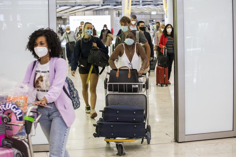 España exigirá PCR negativa o vacuna completa a los viajeros británicos