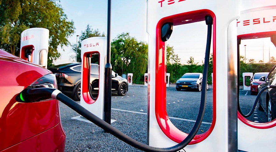La banca acelera la guerra del coche eléctrico: BBVA y el Banco Santander presionan
