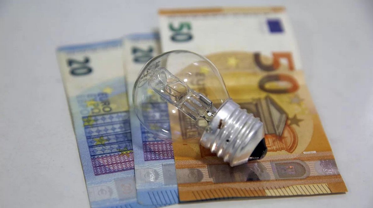 Lo poco que vas a ahorrar en la luz tras la bajada del IVA