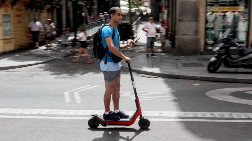 Conducir usando el teléfono móvil