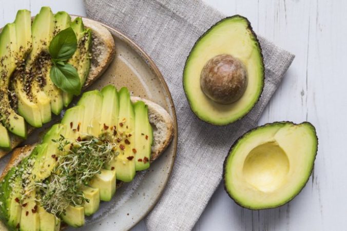 Preparar comida con aguacates muy verdes