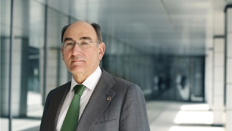 Sánchez Galán sostiene sobre el alambre un gigante de 67.000 M€