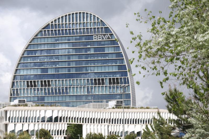 BBVA aumenta a 15 euros el premio que da a sus clientes por traer amigos al banco durante el verano