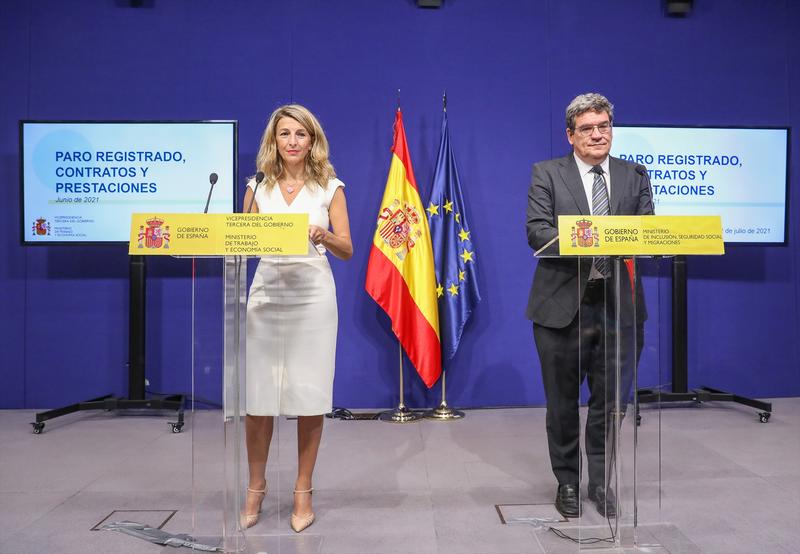 El Gobierno destaca que la caída del paro de junio es la mayor de la democracia
