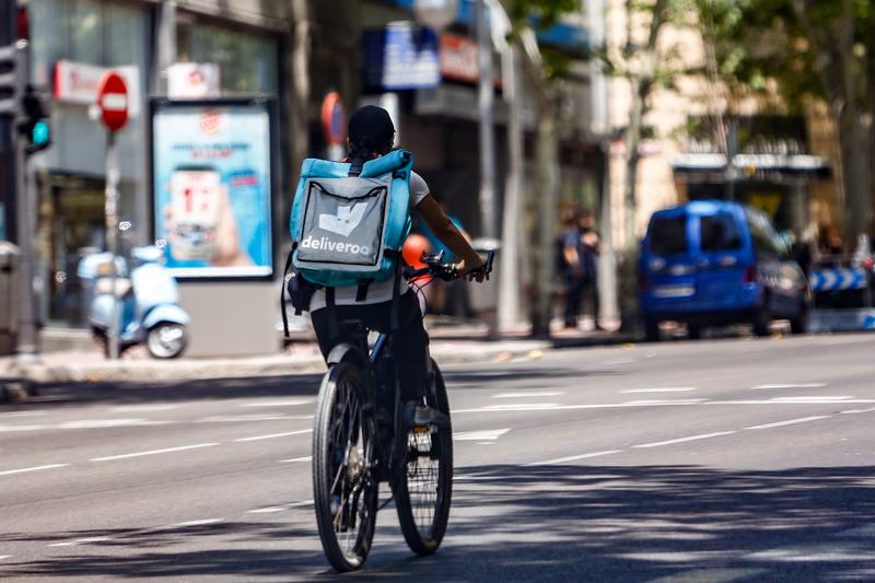 Deliveroo eleva previsiones y estudia invertir en «oportunidades de crecimiento»