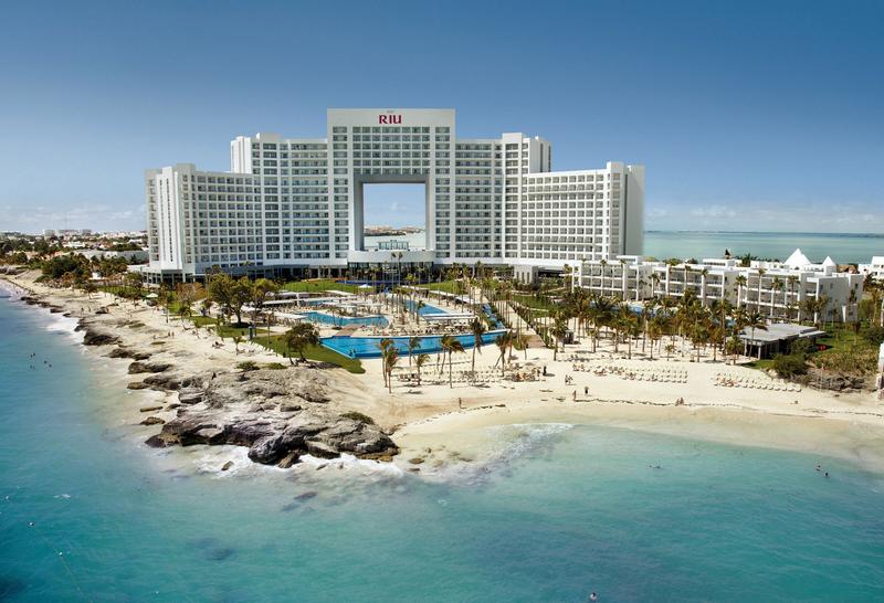 CaixaBank financia con 825 M€ a Riu para comprar el 49% de 19 hoteles de TUI
