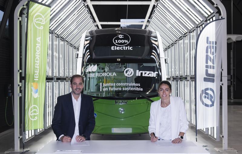 Iberdrola se alía con Irizar para impulsar el transporte de autobuses sostenible