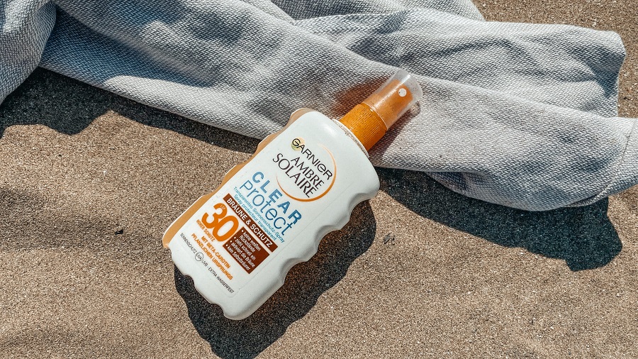 Garnier y Nivea suspenden en protección solar para niños en Inglaterra con cremas que se venden en España