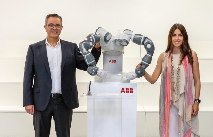 Verónica Pascual, CEO de Asti, y Sami Atiya, presidente de la división de robótica de ABB