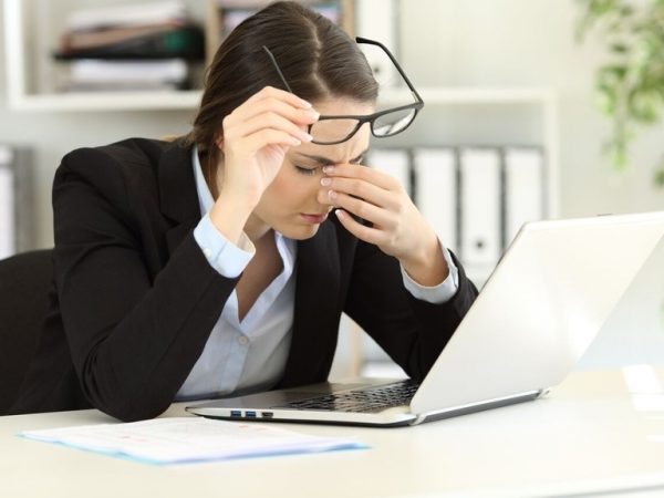 descansar los ojos para mantenerse despierto sin cafeina