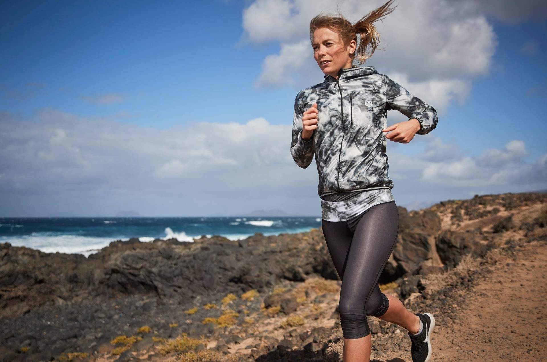 ¿Dónde conseguir cortavientos running mujer?