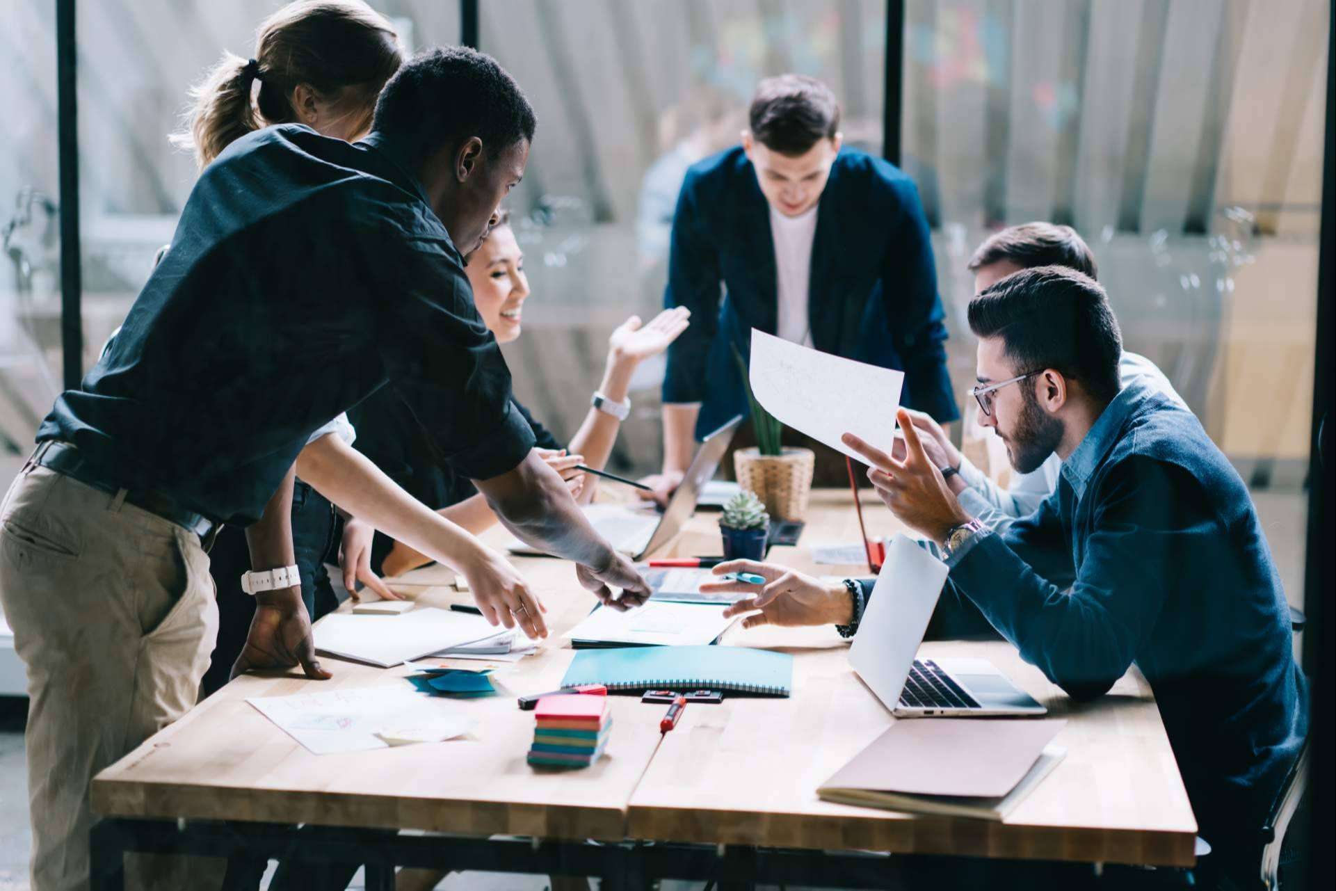 Definir la estrategia empresarial o la imagen corporativa de una empresa es posible mediante los servicios de la consultoría empresarial O Castro Work