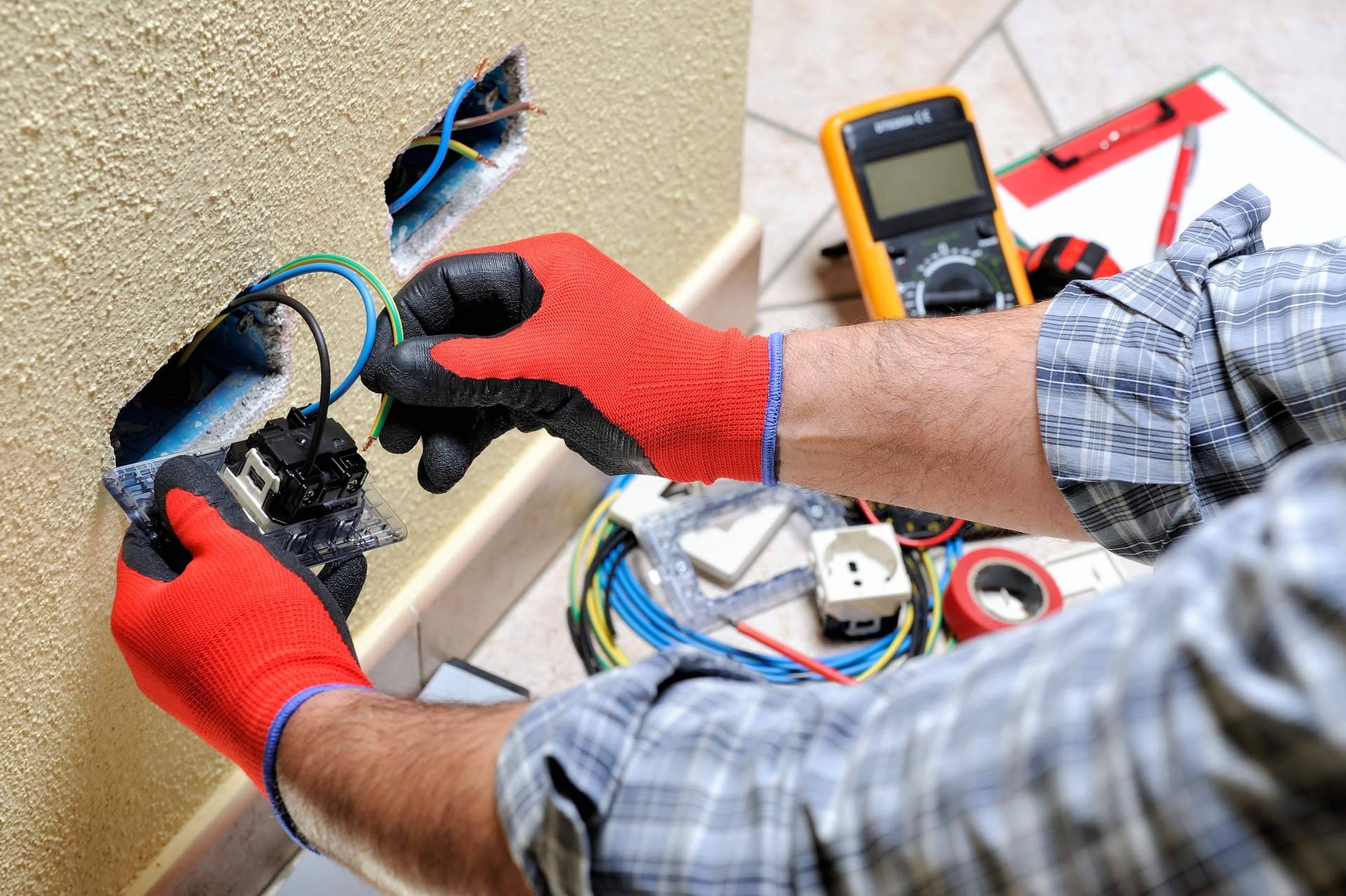 Encontrar electricistas profesionales en Málaga de manera rápida gracias a Trabajo Autónomos