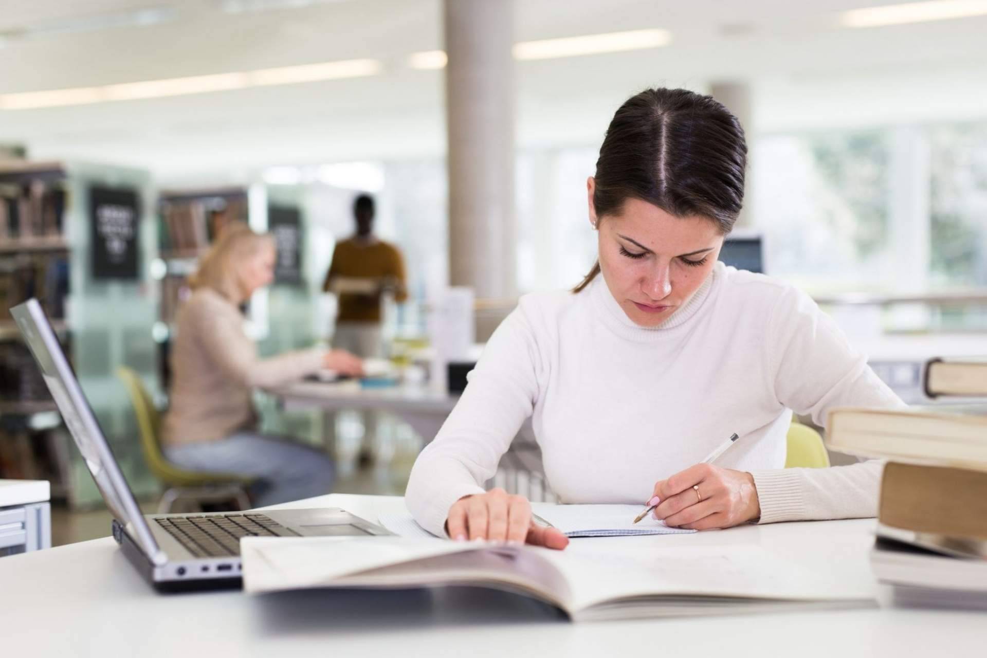 La ayuda trabajo fin de grado que ofrece Academia Universitaria Grado y Máster