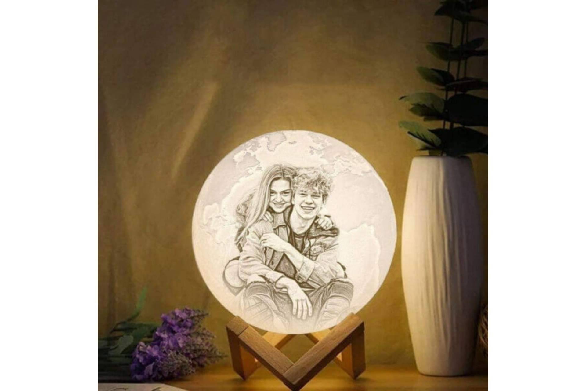 La lámpara de luna para decorar el hogar ofrecida por la empresa especializada, Lámpara Personalizada