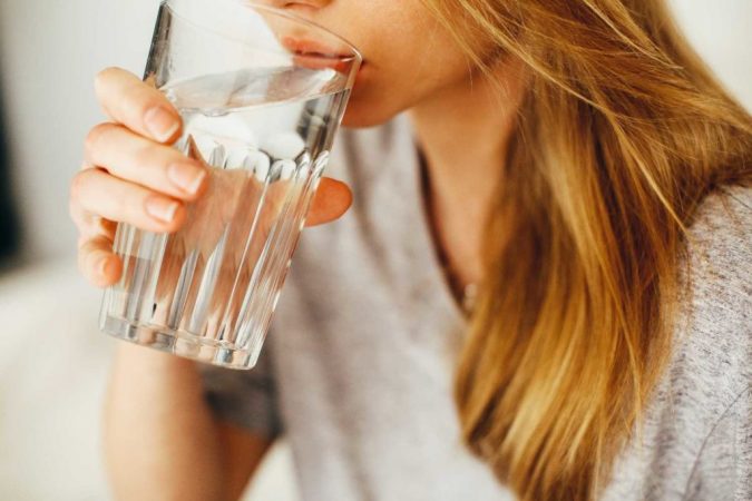 hidratarse para mantenerse despierto sin cafeina