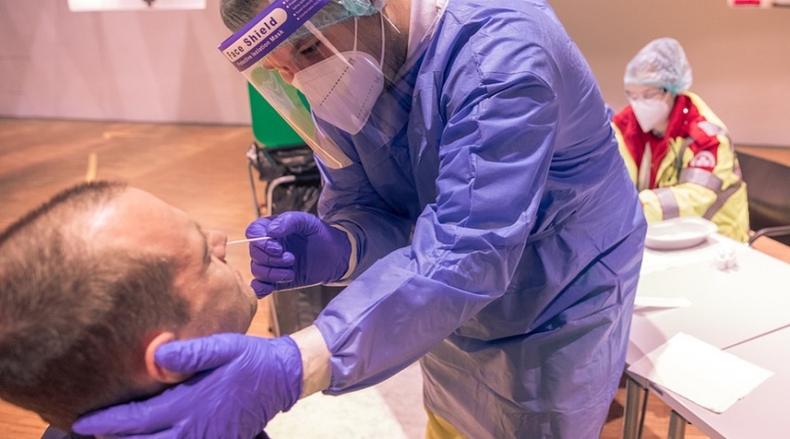 El negocio oculto de las PCR: laboratorios que se forran pese a la vacuna
