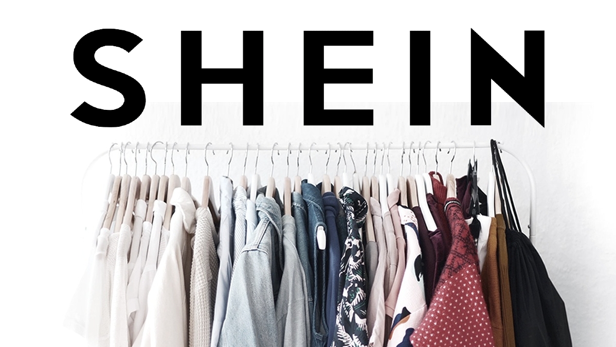 La camiseta escote ‘V’ de Shein por 7 euros que arrasa entre las jóvenes