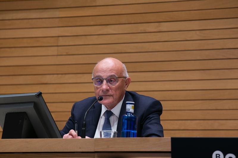 Oliú invierte 1,2 millones en la compra de títulos de Banco Sabadell
