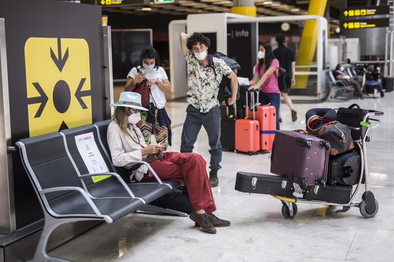 Los usuarios de avión bajan casi un 5% hasta junio y los del AVE caen un 15% por el impacto de la Covid