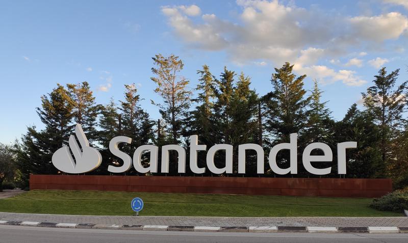 La CNMV formaliza el contrato de prestación de servicios bancarios con Santander