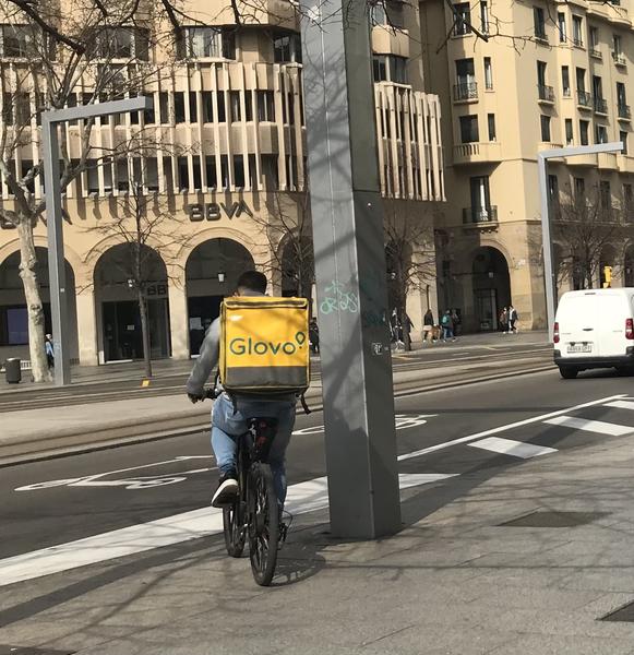 Uatae denuncia que Glovo está jugando con los algoritmos de ‘riders’ para burlar la presunción de laboralidad