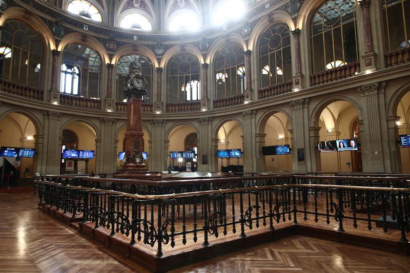 El Ibex 35 pierde casi un 1% en la semana, pero defiende los 8.900 puntos