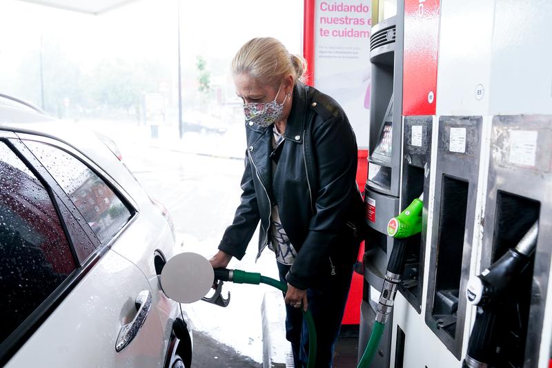 El precio de los carburantes cae, pero sigue un 21% más caro que en 2020